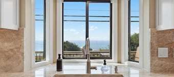 Easy Beach Access, Spacious Decks & Striking Ocean Views - Harris Beach Overlook