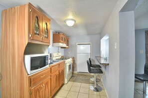 Een koelkast, een magnetron, een oven, een kookplaat