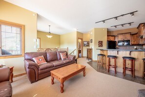 Maison mitoyenne, 4 chambres, côté piste de ski (4 Bedrooms) | Coin séjour | Télévision, cheminée