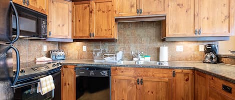 Townhome, 4 Bedrooms, Slope side (4 Bedrooms) | Private kitchen