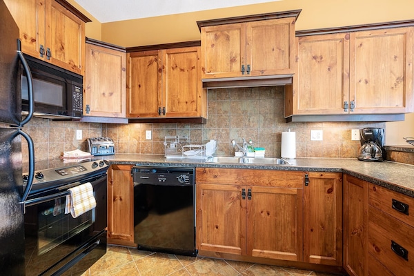 Townhome, 4 Bedrooms, Slope side (4 Bedrooms) | Private kitchen | Microwave, oven, coffee/tea maker, electric kettle