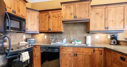 Bear's Paw Chalet - Amazing Location & Ski In/out