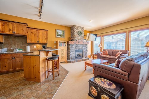 Casa de ciudad, 4 habitaciones, junto a la pista de ski (4 Bedrooms) | Área de sala de estar | Televisión y chimenea
