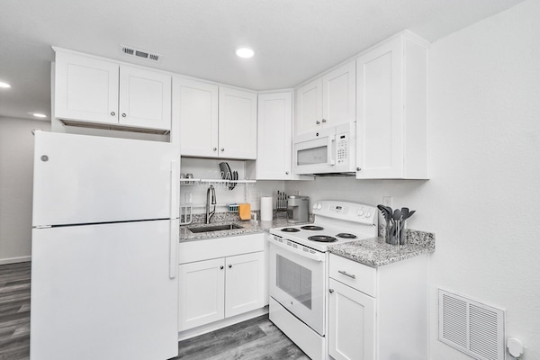 Fridge, microwave, stovetop, coffee/tea maker