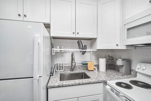 Refrigerador, microondas, placa de cocina, cafetera/tetera