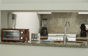 Kühlschrank, Mikrowelle, Ofen, Wasserkocher mit Kaffee-/Teezubehör