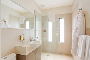 Suíte estúdio superluxo, 1 cama Queen, sacada, vista para o jardim | Banheiro | Chuveiro, produtos de toalete de grife, secador de cabelo 