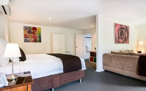Quarto superluxo, 1 cama King, sacada, vista para o jardim | Individualmente decorados, individualmente mobiliados