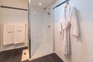 Luxury Room, 1 King Bed, Balcony, Garden View | Bathroom | Shower, designer toiletries, hair dryer, towels - Balconies Dolphincove (Tura Beach)