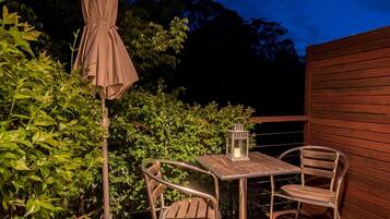 Luxury Studio Suite, 1 Queen Bed, Balcony, Garden View | Balcony