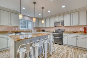 Kylskåp, mikrovågsugn, ugn och spishäll