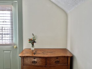 4 bedrooms, desk, travel cot, free WiFi