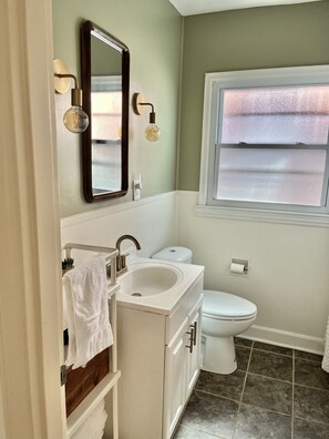 Baignoire, serviettes fournies, papier toilette