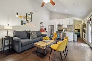 Living area - MODERN & LUXURY STAY in Austin, Mins to Downtown! (Austin)