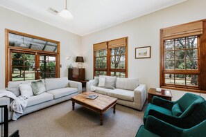 Smart TV, fireplace, books, stereo - Riverfront Country Residence (Cullenbone)