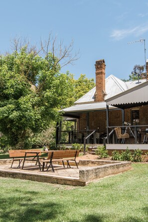 Outdoor dining - Riverfront Country Residence (Cullenbone)