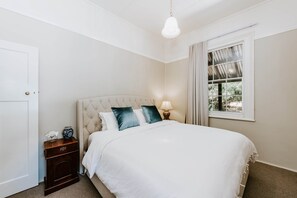 4 bedrooms, iron/ironing board, free WiFi, bed sheets - Riverfront Country Residence (Cullenbone)