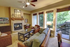 TV, caminetto, lettore DVD