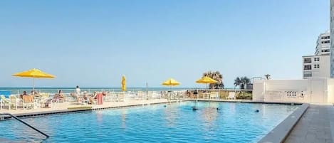 Een buitenzwembad, een verwarmd zwembad