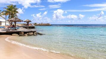Plage, chaises longues