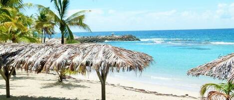 En la playa, sillas reclinables de playa