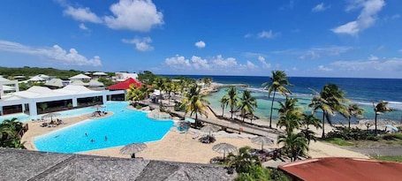 屋外プール. Agréable Studio en bord de mer.