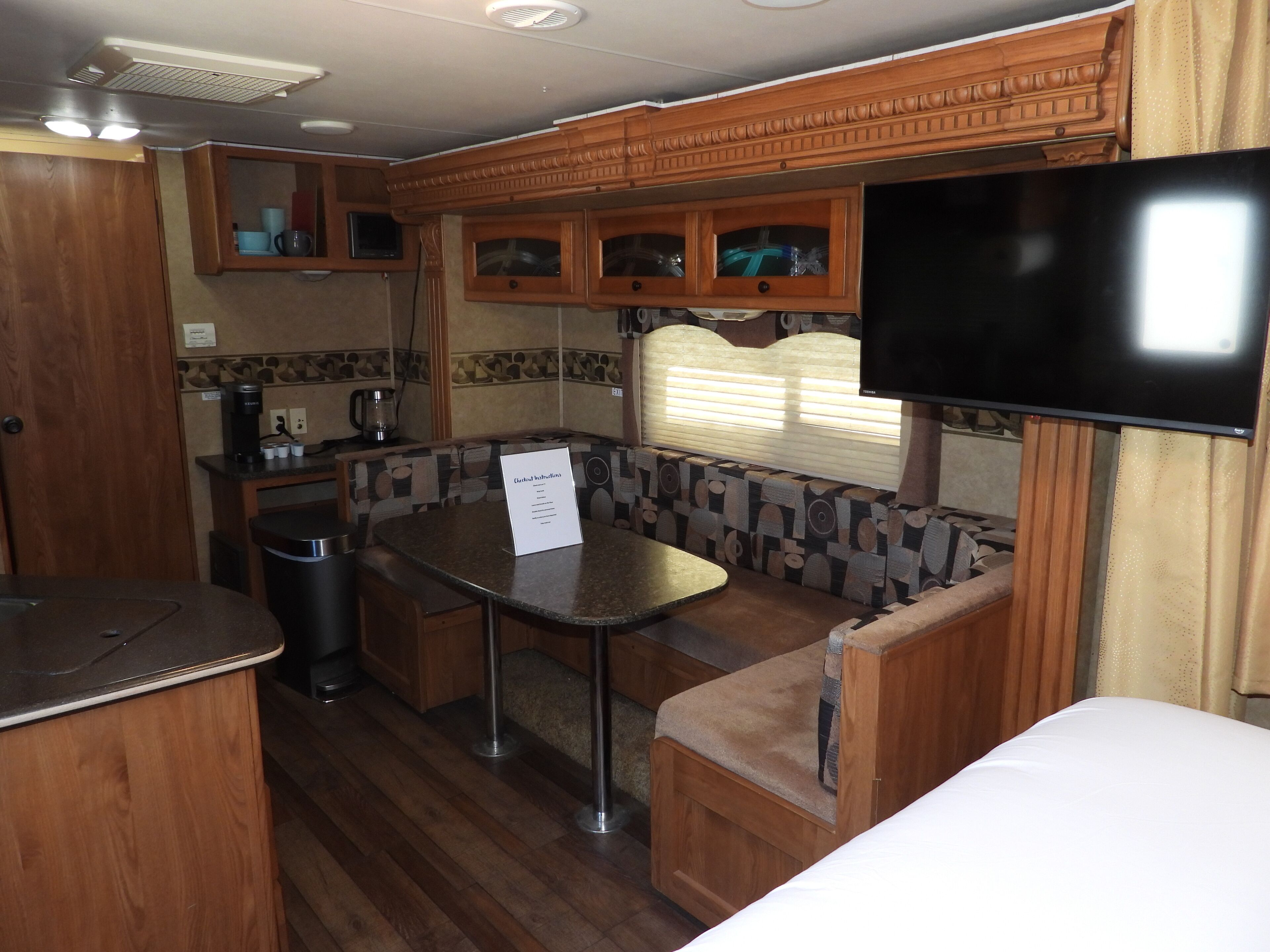 Cozy Camper/RV: Hot tub available 