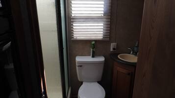 Douche, sĂšche-cheveux, serviettes fournies, savon