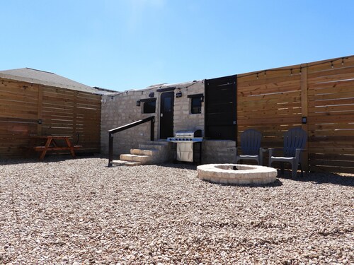 Cozy Camper/RV: Hot tub available 