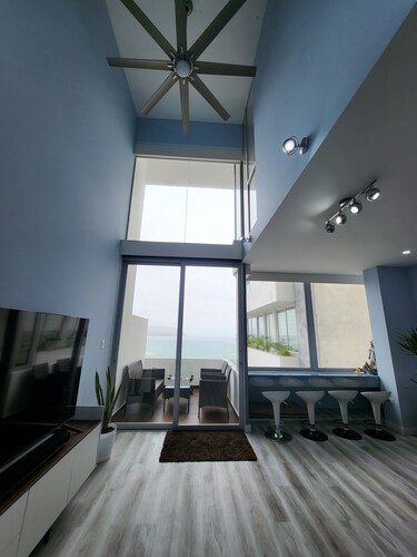 Spectacular vista del Faro de Miraflores Y la Costa Verde