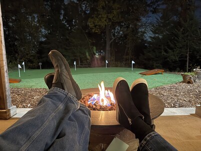 Two Bedroom Relaxing Woodland Getaway with Putting Green and Walking Trails