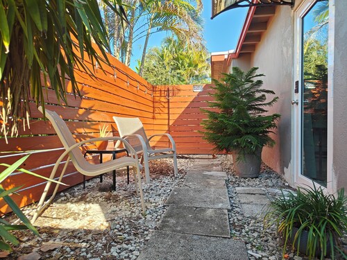 Queen. Minutes to Wilton drive. Private entrance and bathroom