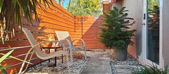 Queen. Minutes to Wilton drive. Private entrance and bathroom