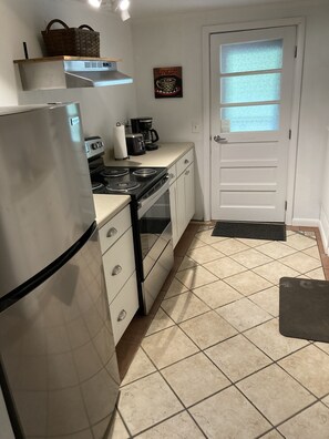 Fridge, microwave, oven, stovetop - Visit Monticello, Wineries, UVA: Room for a Crowd (Troy)