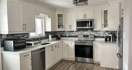Entertain w/ Fire Pit, Patio, Yard, Huge TV & BBQ. Quiet neighbourhood. Pets OK