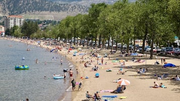 Playa en los alrededores, camastros y toallas de playa