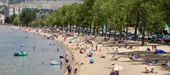 Entertain w/ Fire Pit, Patio, Yard, Huge TV & BBQ. Quiet neighbourhood. Pets OK