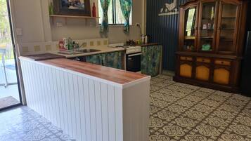 Refrigerador, microondas, horno y tetera eléctrica