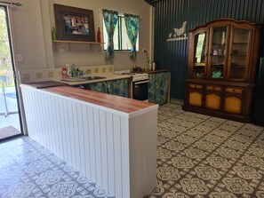 Jääkaappi, mikroaaltouuni, uuni, vedenkeitin