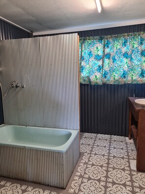 Duschwanne, Handtücher, Seife, Toilettenpapier