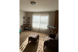 Interior - 3 bedroom house 5 minutes away from the airport in Colorado Springs all for you. (Colorado Springs)