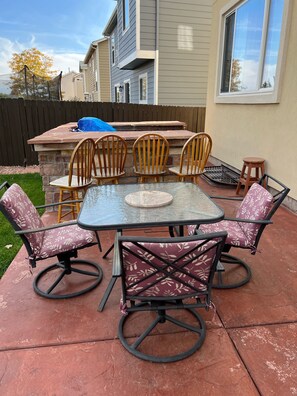 Outdoor dining - 3 bedroom house 5 minutes away from the airport in Colorado Springs all for you. (Colorado Springs)