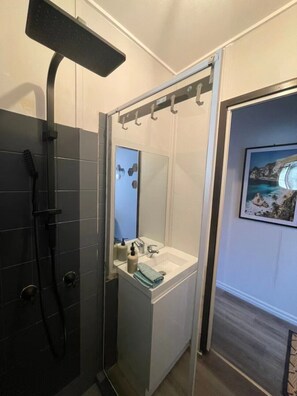 Combined shower/bathtub, hair dryer, towels, soap - Lovely 3 Bedder Condo with Trailer parking space in Kallangur (Kallangur)