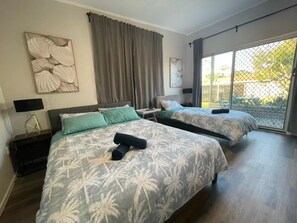 1 bedroom, iron/ironing board, free WiFi, bed sheets - Lovely 3 Bedder Condo with Trailer parking space in Kallangur (Kallangur)