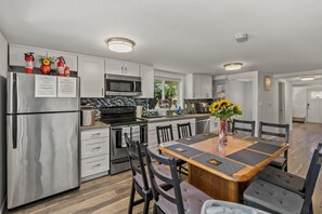 Een koelkast, een microgolfoven, een oven, een kookplaat