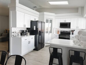 Fridge, microwave, oven, stovetop - BOHO House | Pool | Spa | Boat Parking | Central (Lake Havasu City)