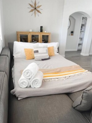 3 bedrooms, desk, iron/ironing board, free WiFi - Havasu Regal - Pool, Spa, Boat Parking, BOHO Design (Lake Havasu City)