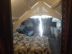 4 bedrooms, iron/ironing board, internet