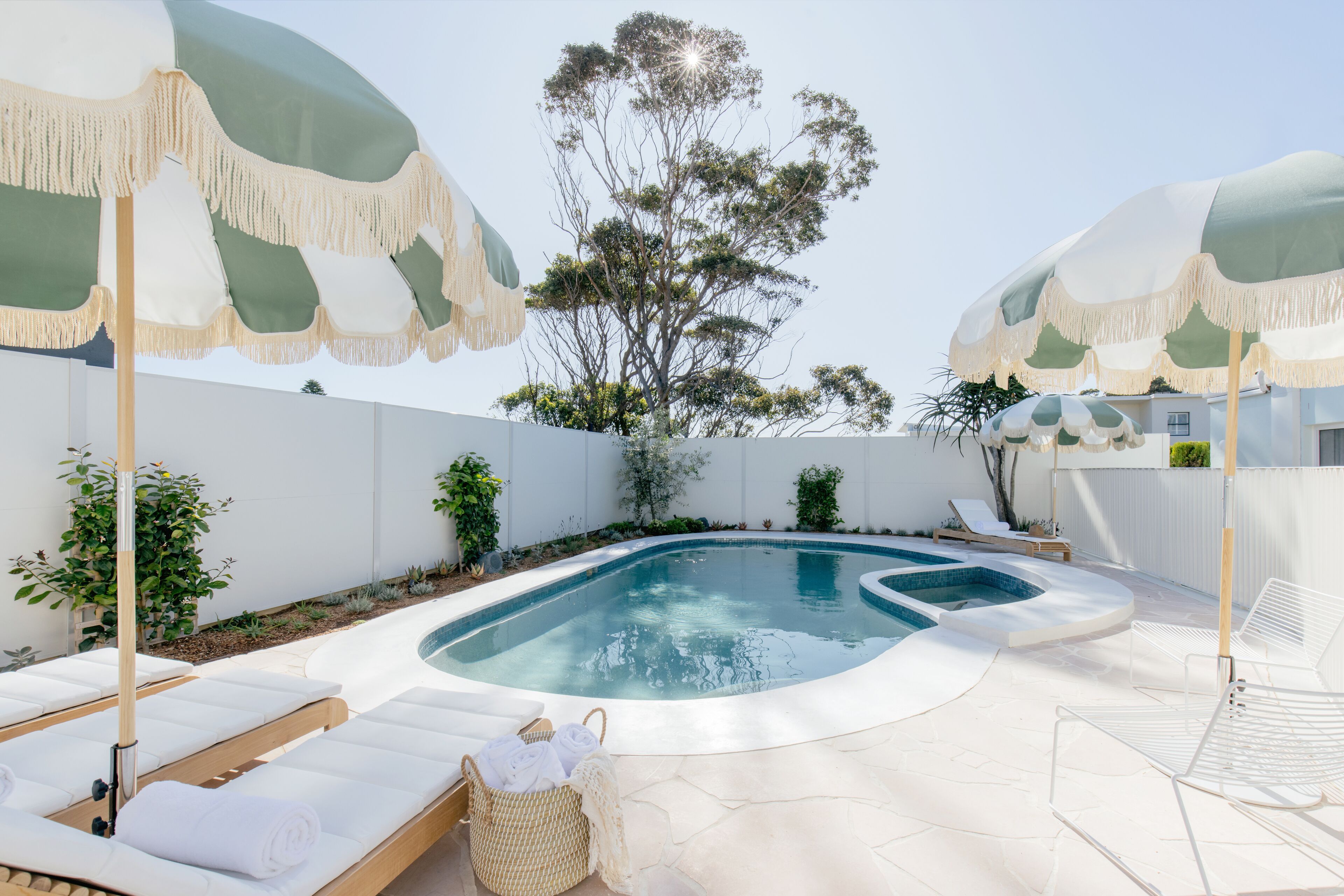 Una piscina al aire libre, tumbonas