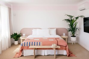 Molly's Suite (Entry Level Suite) | Minibar, soundproofing, free WiFi, bed sheets - Motel Molly (Mollymook)